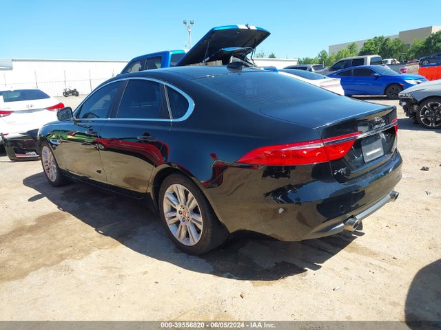 2017 JAGUAR XF SAJBJ4BV2HCY42131 Photo 2