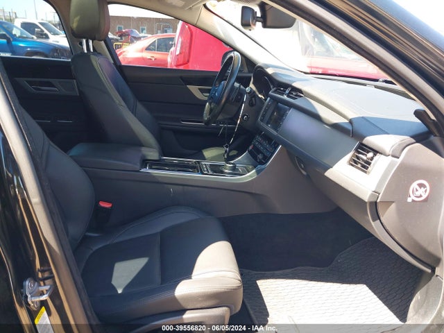 2017 JAGUAR XF SAJBJ4BV2HCY42131 Photo 4