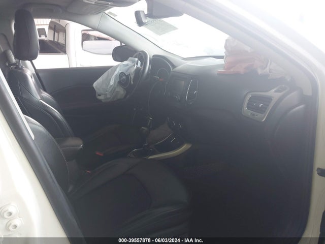 3C4NJCBB8JT466489 Jeep Compass Latitude Fwd