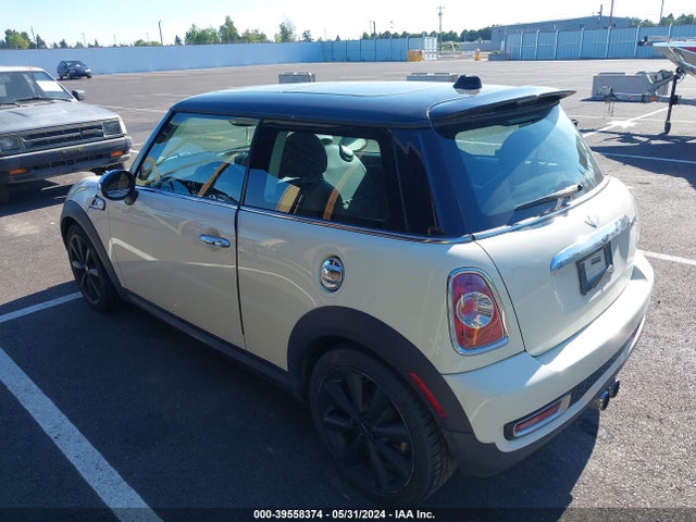 2011 MINI COOPER S WMWSV3C52BTY13969 Photo 2
