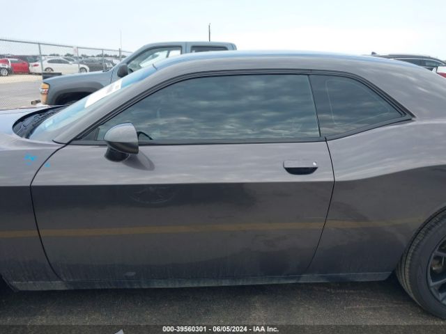 2C3CDZAG8JH305930 Dodge Challenger Sxt