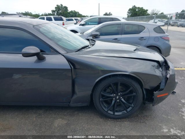 2C3CDZAG8JH305930 Dodge Challenger Sxt