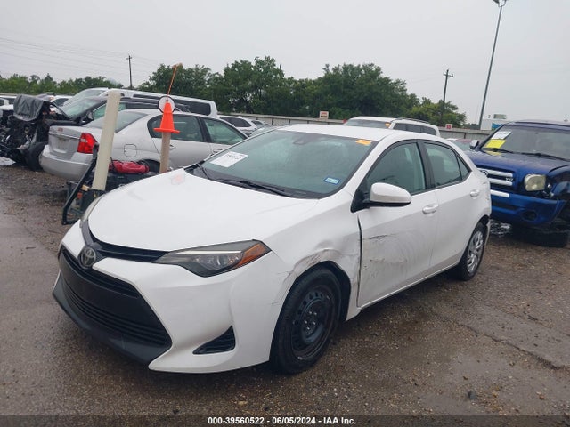 Toyota COROLLA LE 2018 5YFBURHE2JP829502 Image 2