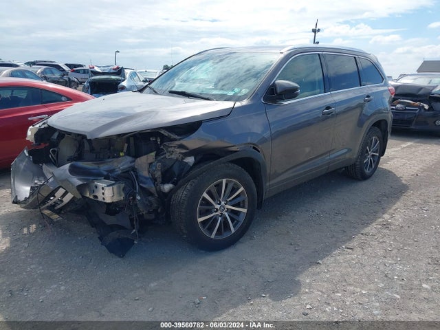 Toyota Highlander Xle 2018 5TDJZRFH7JS559300 Image 2