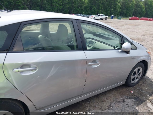Toyota Prius Two 2015 JTDKN3DUXF1984768 Image 13