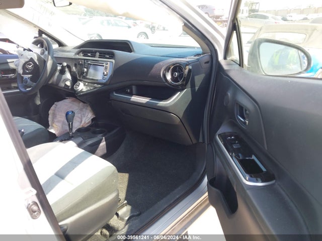 Toyota Prius C Two 2015 JTDKDTB31F1104845 Image 5
