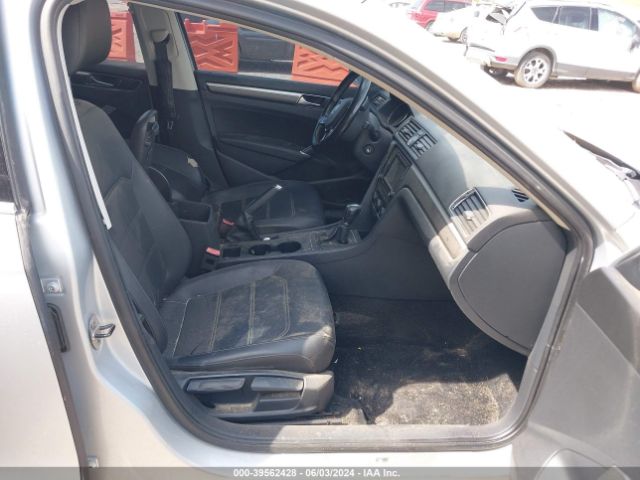 1VWDT7A34HC066889 Volkswagen Passat 1.8t R-line