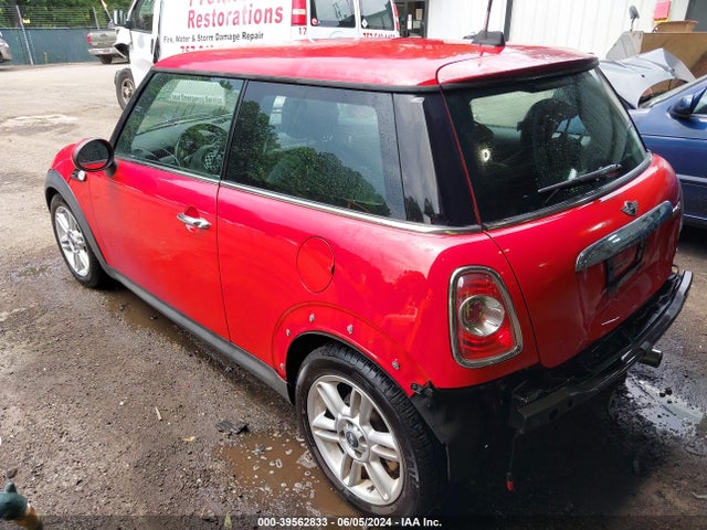 2011 MINI COOPER WMWSU3C57BT091191 Photo 2