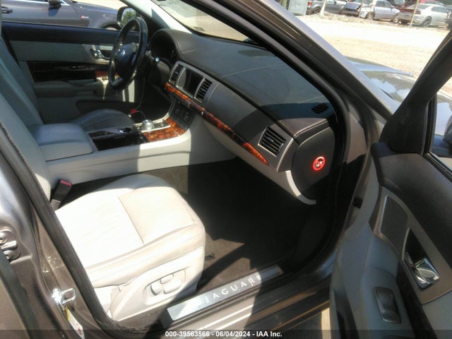 2011 JAGUAR XF SAJWA0FBXBLS12519 Photo 4