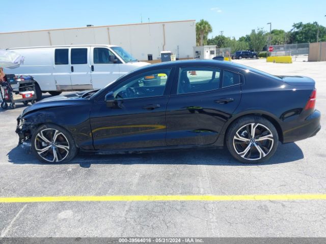 7JRL12FL2RG304010 Volvo S60 B5 Plus Dark Theme