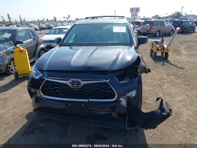 Toyota Highlander Limited 2023 5TDKDRAH5PS522202 Image 13