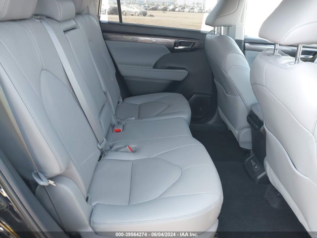 Toyota Highlander Limited 2023 5TDKDRAH5PS522202 Image 8