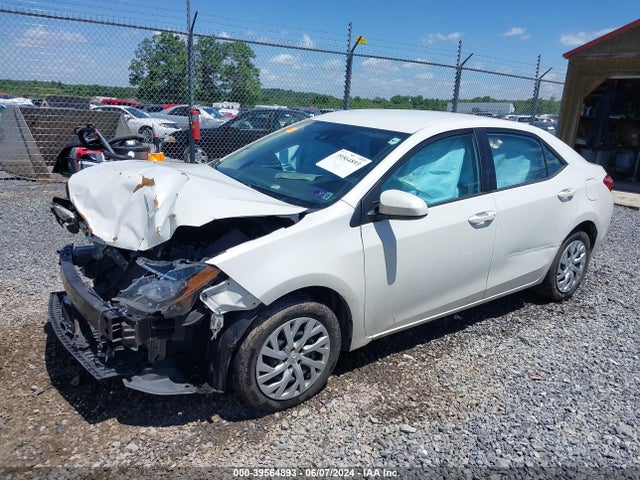 Toyota COROLLA LE 2018 5YFBURHE0JP811676 Image 2
