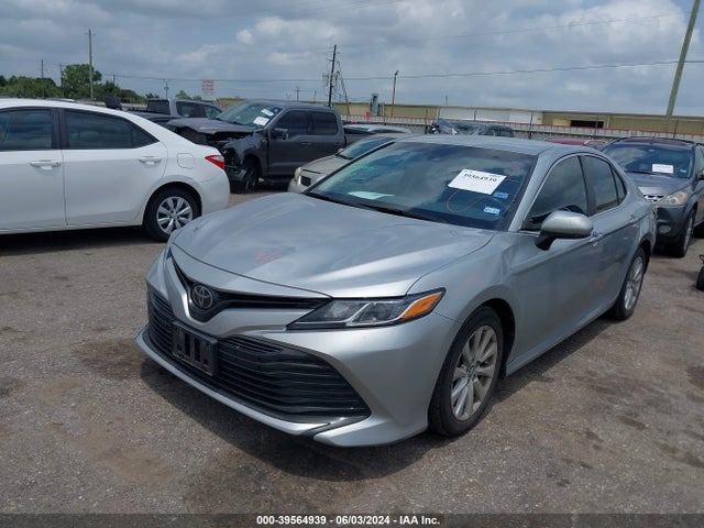 Toyota CAMRY LE 2018 4T1B11HK7JU632517 Image 2
