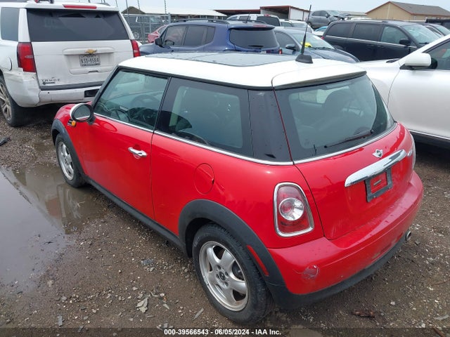 2011 MINI COOPER WMWSU3C53BTX96926 Photo 2
