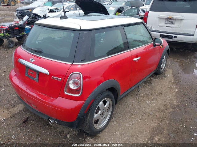 2011 MINI COOPER WMWSU3C53BTX96926 Photo 3