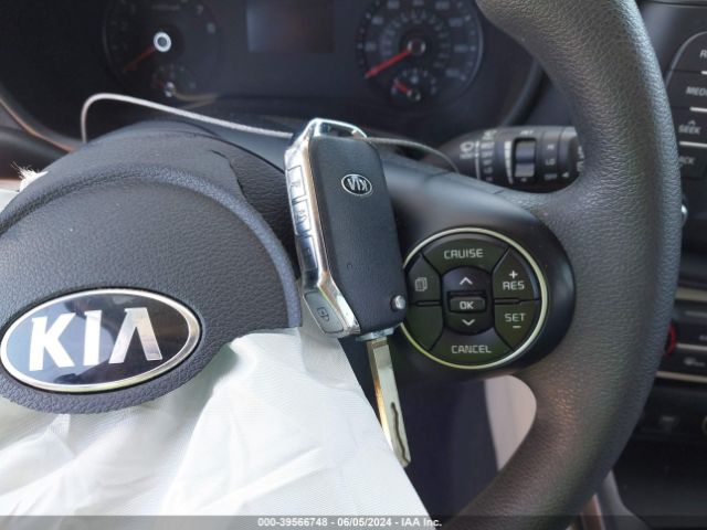 KNDJ23AU8M7749756 KIA SOUL LX