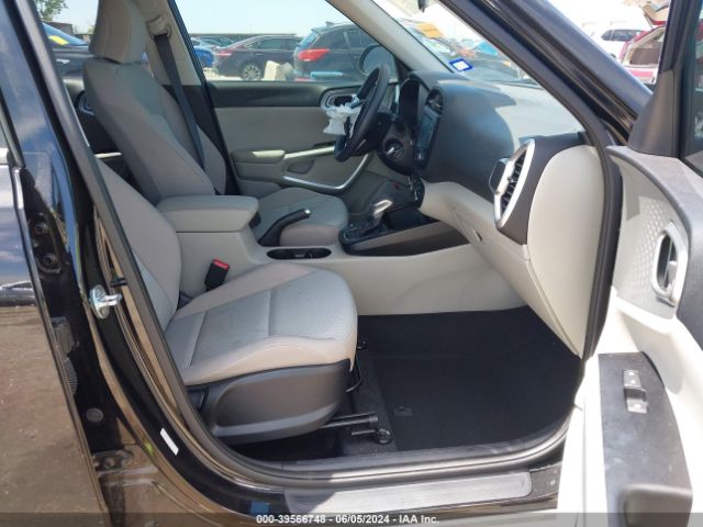 KNDJ23AU8M7749756 KIA SOUL LX