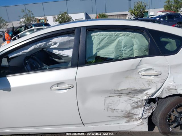 JTDKN3DU5F1900565 Toyota Prius Four