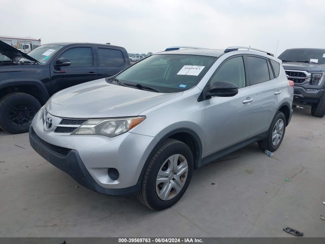 Toyota RAV4 LE 2015 JTMZFREV5FJ042214 Image 2