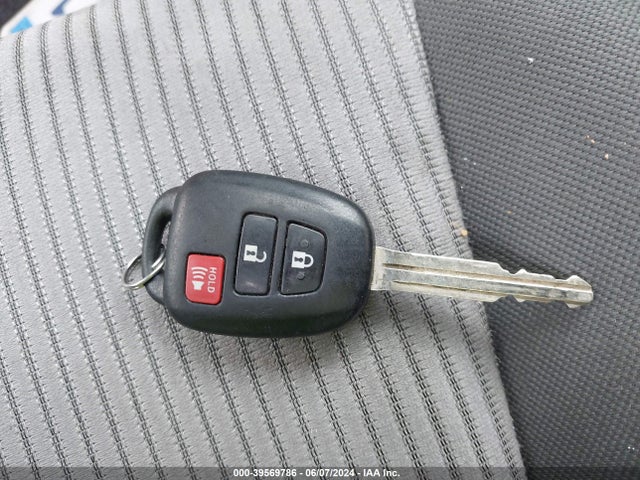 Toyota RAV4 LE 2015 JTMZFREV3FJ050893 Image 11