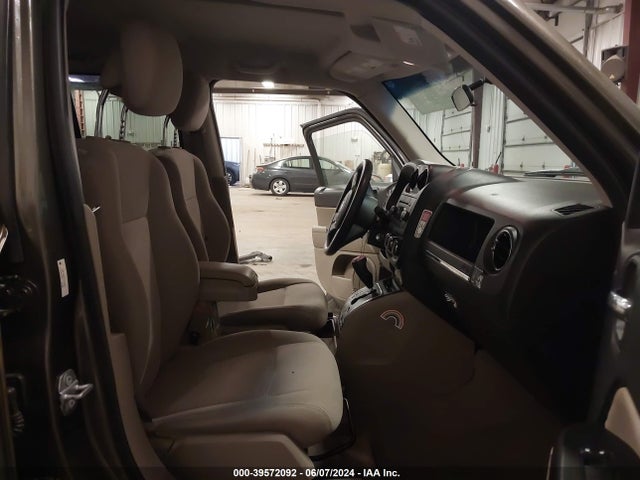 1C4NJRBB1FD216981 Jeep Patriot Sport