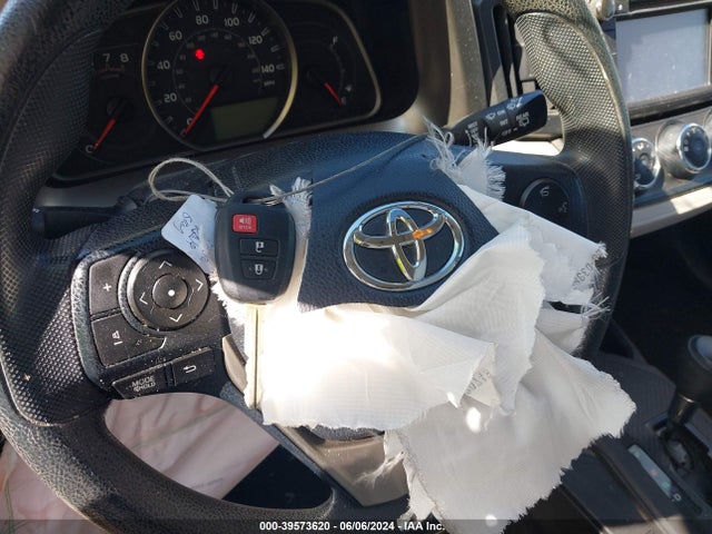 Toyota RAV4 LE 2015 JTMZFREV3FJ044205 Image 11