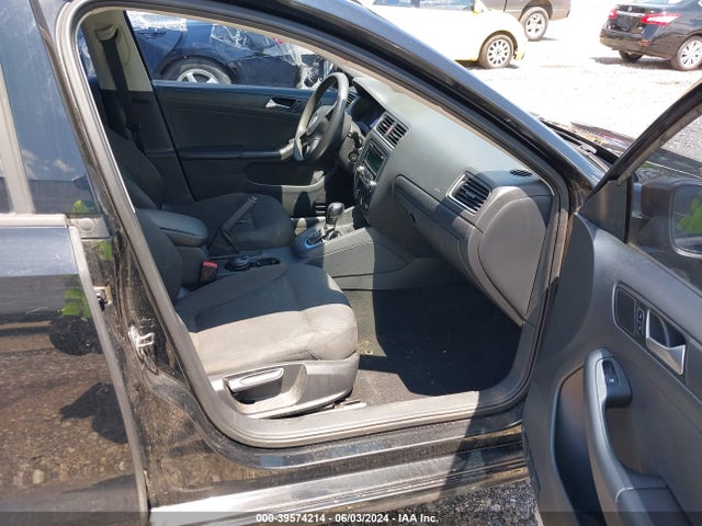 3VW2K7AJ8EM335026 Volkswagen Jetta 2.0l S
