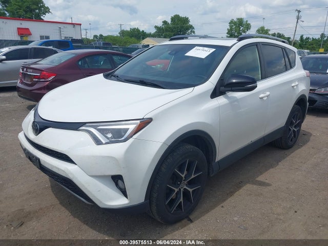 Toyota RAV4 SE 2018 JTMJFREV8JJ258662 Image 2