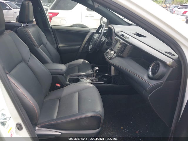 Toyota RAV4 SE 2018 JTMJFREV8JJ258662 Image 5