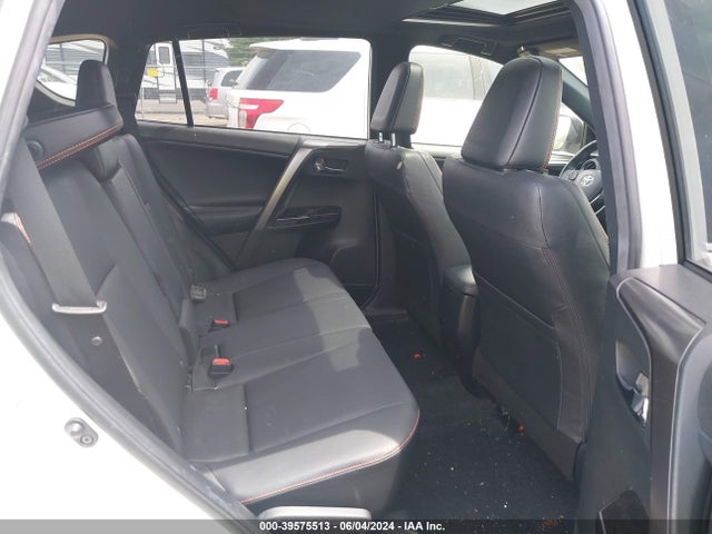 Toyota RAV4 SE 2018 JTMJFREV8JJ258662 Image 8