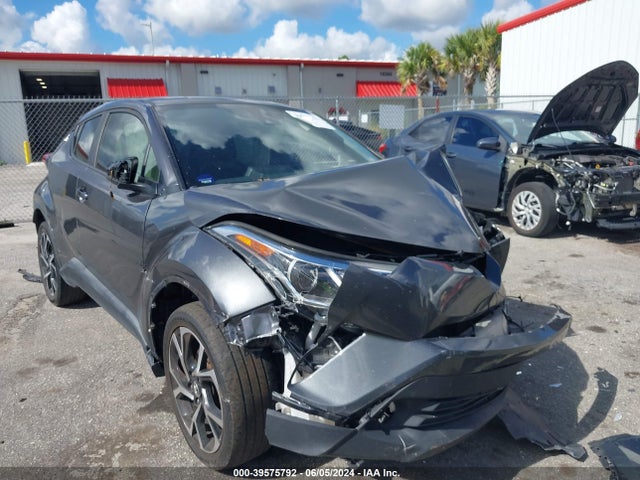 Toyota C-HR XLE 2018 JTNKHMBXXJ1003160 головне зображення