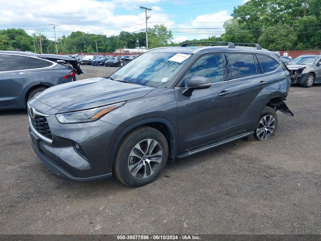 Toyota Highlander Xle 2022 5TDHZRBH2NS585037 Image 2
