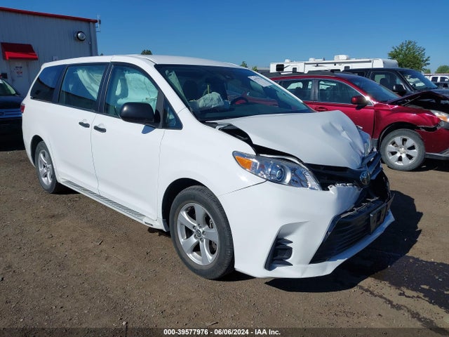 Toyota Sienna L 7 Passenger 2018 5TDZZ3DC2JS915790 main image