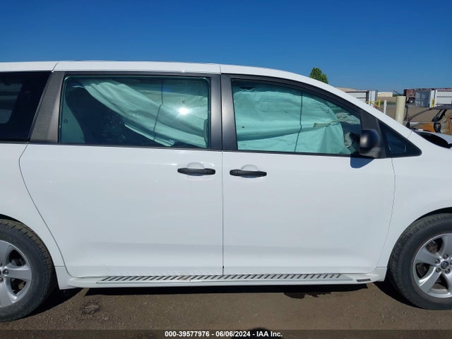 Toyota Sienna L 7 Passenger 2018 5TDZZ3DC2JS915790 Image 13