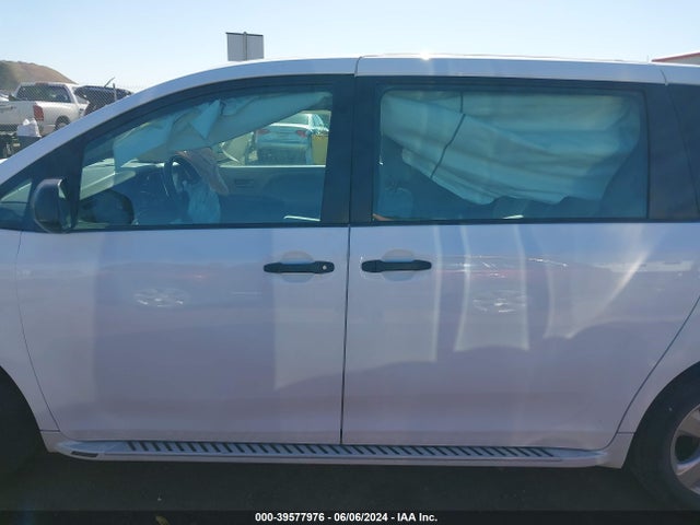 Toyota Sienna L 7 Passenger 2018 5TDZZ3DC2JS915790 Image 14