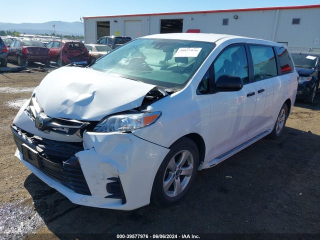 Toyota Sienna L 7 Passenger 2018 5TDZZ3DC2JS915790 Image 2