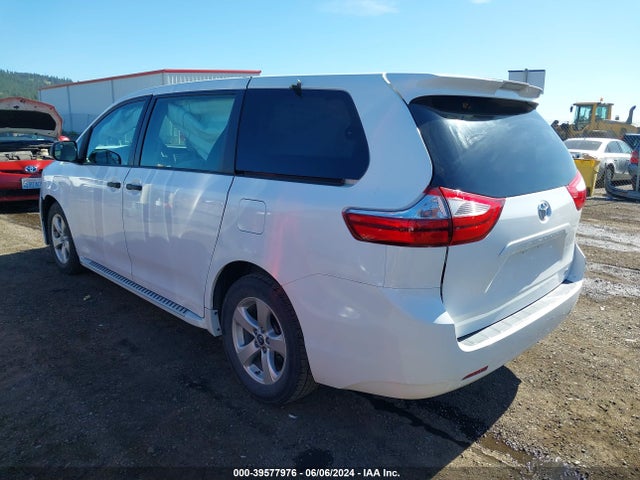 Toyota Sienna L 7 Passenger 2018 5TDZZ3DC2JS915790 Image 3