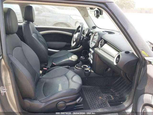 2010 MINI COOPER S WMWMF7C57ATZ72420 Photo 4