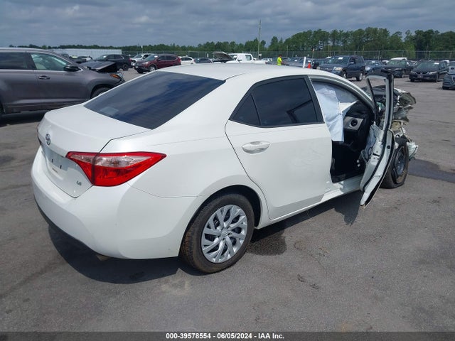 Toyota COROLLA LE 2018 5YFBURHE3JP854831 Image 4