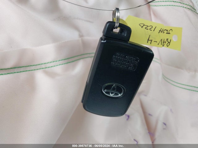 Toyota Rav4 Xle 2018 JTMRFREV6JJ260509 Image 11