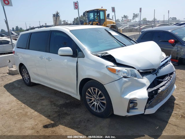 Toyota Sienna Xle 8 Passenger 2018 5TDYZ3DC1JS914982 main image