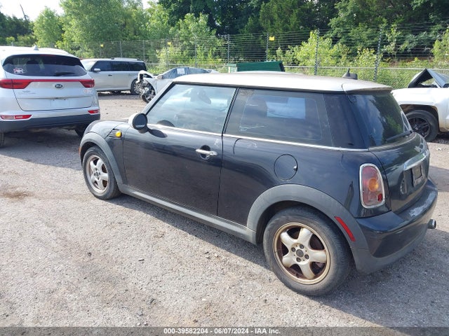 2007 MINI COOPER WMWMF33587TL68666 Photo 2