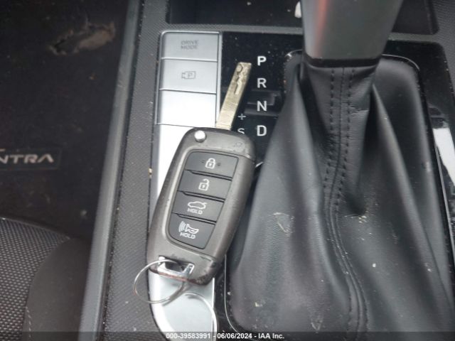 KMHLL4AG6NU225753 Hyundai ELANTRA SE
