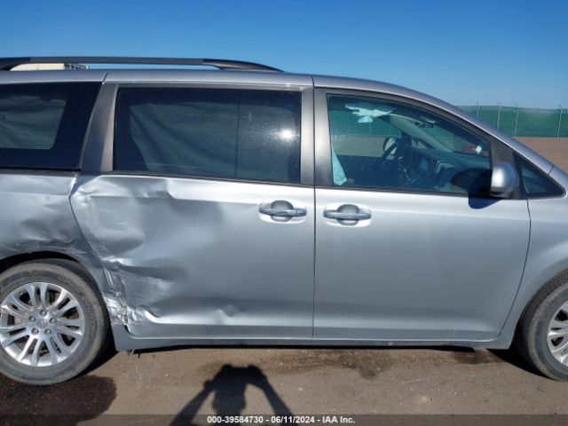5TDYZ3DC9HS828667 Toyota Sienna Xle 8 Passenger