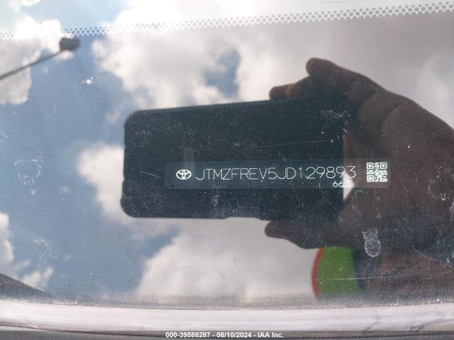 Toyota RAV4 LE 2018 JTMZFREV5JD129893 Image 9