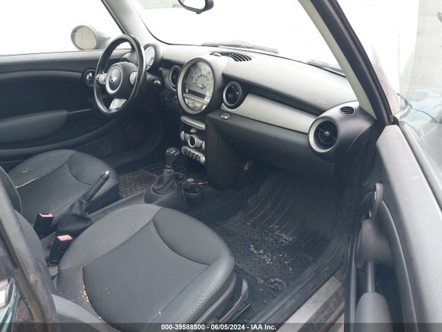 2010 MINI COOPER WMWMF3C58ATZ25079 Photo 4