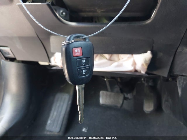 Toyota RAV4 LE 2015 JTMZFREV3FJ053924 Image 11