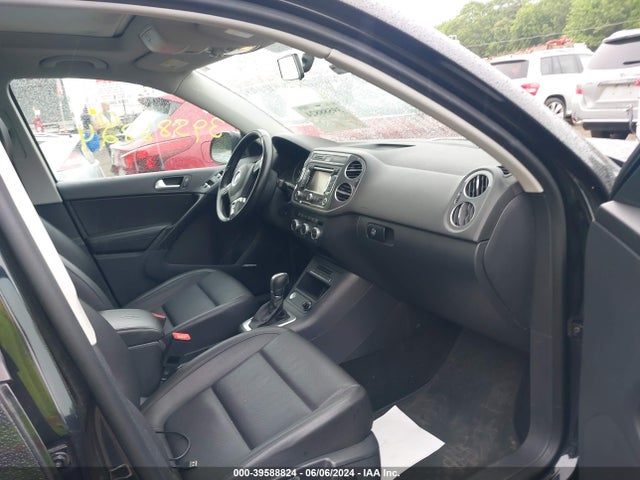 WVGAV7AX0FW588896 Volkswagen Tiguan Sel