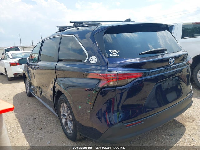Toyota SIENNA XLE 2021 5TDYRKEC8MS028929 Image 3